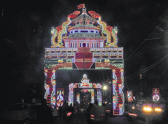 An artist gives the finishing touches at a pandal in Ranchi on Saturday. (Parwaz Khan/ HT Photo) An artist gives the finishing touches at a pandal in Ranchi on Saturday. (Parwaz Khan/ HT Photo)