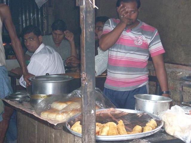 Food safety officials say that in Ranchi alone just 10% of around 6,000 businesses have the licence and coverage was almost same in Jamshedpur and Dhanbad- Bokaro. (Diwakar Pradas/ HT Photo) Food safety officials say that in Ranchi alone just 10% of around 6,000 businesses have the licence and coverage was almost same in Jamshedpur and Dhanbad- Bokaro. (Diwakar Pradas/ HT Photo)