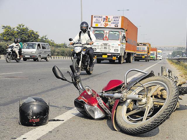 The number of road accident deaths marginally reduced from 487 in 2013 to 430 in 2014, the traffic police said. (HT File Photo) The number of road accident deaths marginally reduced from 487 in 2013 to 430 in 2014, the traffic police said. (HT File Photo)