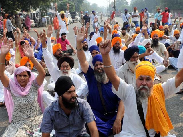Protesters outside the Gurdwara Dukhniwaran Sahib in Patiala on Sunday.(Bharat Bhushan/HT Photo) Protesters outside the Gurdwara Dukhniwaran Sahib in Patiala on Sunday.(Bharat Bhushan/HT Photo)