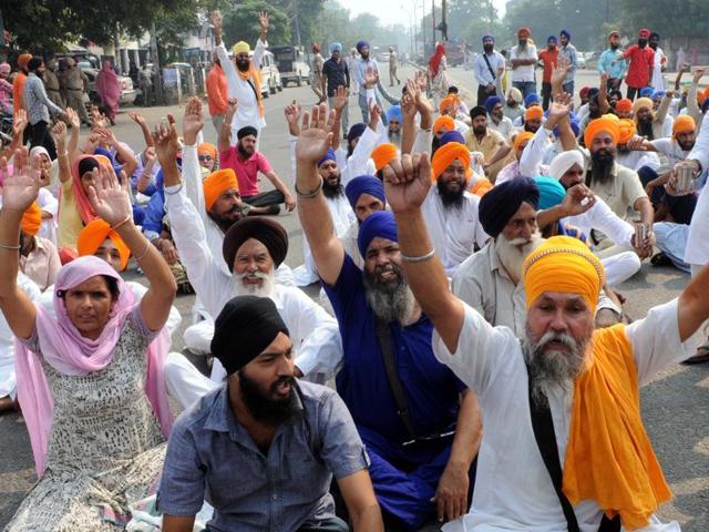 Protesters outside the Gurdwara Dukhniwaran Sahib in Patiala on Sunday.(Bharat Bhushan/HT Photo)