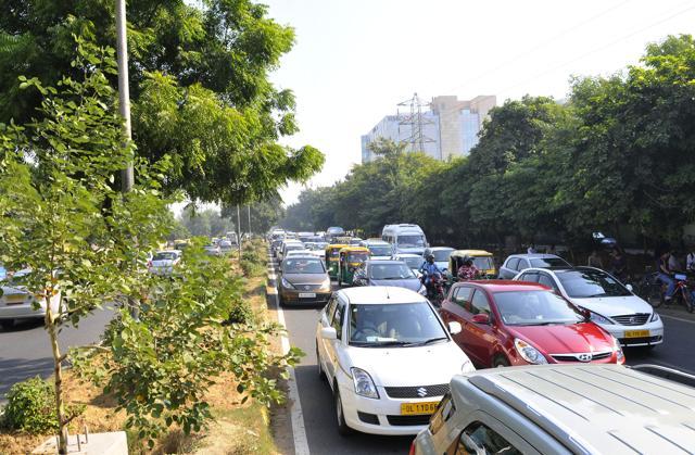There was a 25%-30% reduction in car use on the four corridors -- Netaji Subhash Marg, Golf Course Road, Cyber City and Electronic City in Udyog Vihar -- on car-free days. (Abhinav Saha/HT Photo) There was a 25%-30% reduction in car use on the four corridors -- Netaji Subhash Marg, Golf Course Road, Cyber City and Electronic City in Udyog Vihar -- on car-free days. (Abhinav Saha/HT Photo)