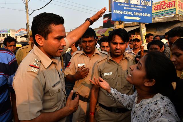 A woman shouts at a police personnel during a protest near the home of a minor girl who was raped in New Delhi on October 17.(AFP) A woman shouts at a police personnel during a protest near the home of a minor girl who was raped in New Delhi on October 17.(AFP)