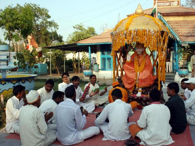 Inmates inside the Indore jail take part in a bhajan sandhya at the Sai temple.(Representational photo) Inmates inside the Indore jail take part in a bhajan sandhya at the Sai temple.(Representational photo)