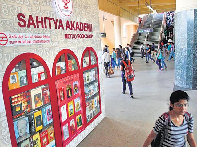 Eminent author Kashinath Singh said he will hand over the 2011 award he received for his fiction “Rehan Par Raghu” along with a cheque to Akademi on Monday. Meanwhile, Telugu translator Katyayani Vidmahe has also announced her decision to return her 2013 Kendriya Sahitya Akademi translation award in solidarity with other authors who had given back their Sahitya awards.(Virendra Singh Gosain/ HT photo) Eminent author Kashinath Singh said he will hand over the 2011 award he received for his fiction “Rehan Par Raghu” along with a cheque to Akademi on Monday. Meanwhile, Telugu translator Katyayani Vidmahe has also announced her decision to return her 2013 Kendriya Sahitya Akademi translation award in solidarity with other authors who had given back their Sahitya awards.(Virendra Singh Gosain/ HT photo)