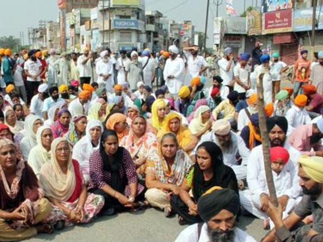 Activists of various outfits blocked roads and highways at several places across the state that witnessed shutdowns and protest marches. (HT Photo) Activists of various outfits blocked roads and highways at several places across the state that witnessed shutdowns and protest marches. (HT Photo)