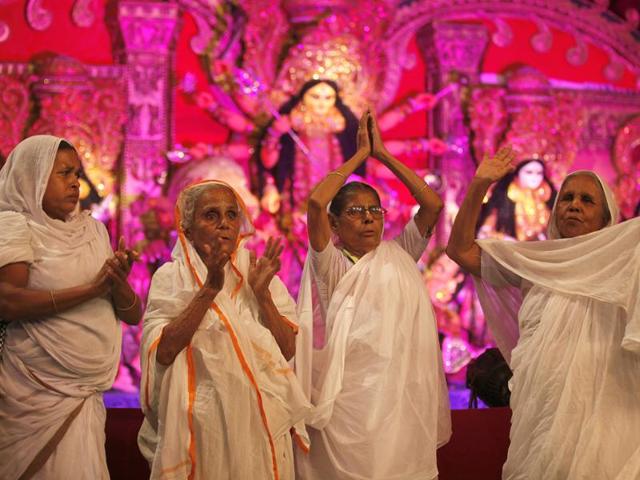 Vrindavan widows dance during Durga aarti at Arambagh Puja Pandal Samiti in New Delhi. (Raj K Raj/HT Photo)