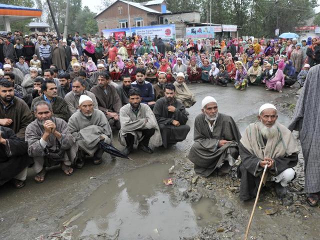 Ahmed’s body was taken in a procession from his home to the graveyard amid tight security. (Waseem Andrabi/HT)