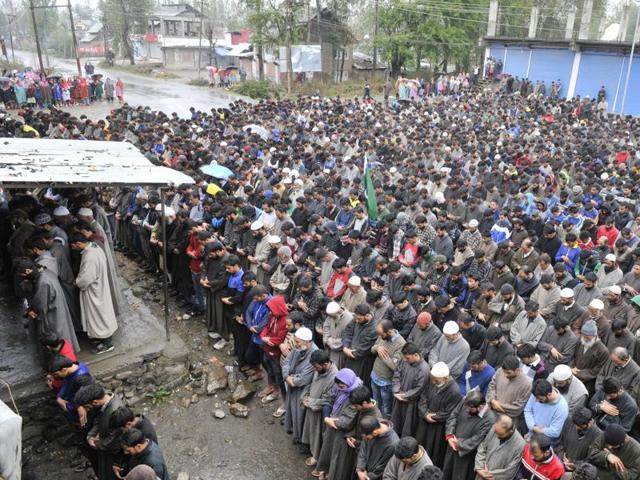 Kashmiri villagers offer prayers of Zahid Ahmed during a funeral procession at his home at Batango village in south of Srinagar. (Waseem Andrabi/HT)