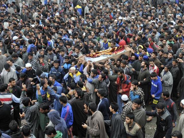 Kashmiri villagers carry the coffin of Zahid Ahmed during a funeral procession at his home at Batango village of Anantnag district in south of Srinagar on Monday. (Waseem Andrabi/HT)