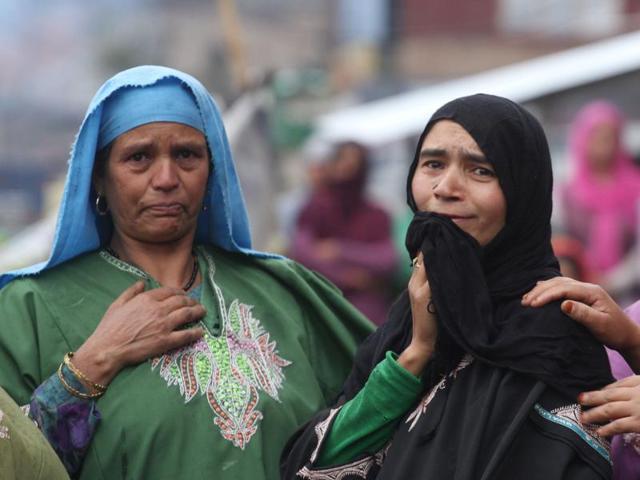Zahid Ahmed, 19, who suffered 70% burns in the petrol bomb attack in Udhampur on October 10, succumbed to his injuries at New Delhi’s Safdarjung Hospital on Sunday. (Waseem Andrabi/HT)