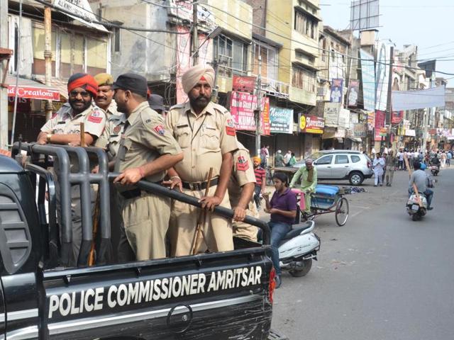 Amristar DC urged residents to come forward against wrong and baseless messages being spread through social media by some anti-social elements. (Sameer Sehgal/HT Photo)