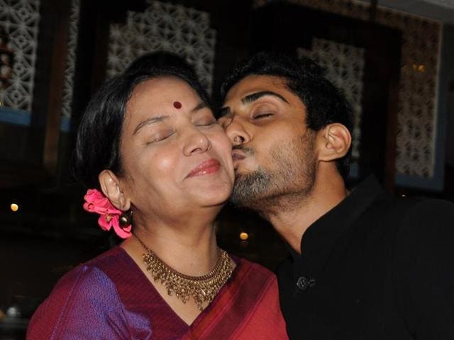 Shabana Azmi (l) gets a peck on the cheek by Smita Patil’s son Prateik Babbar at the late actor’s biography launch. (AFP)