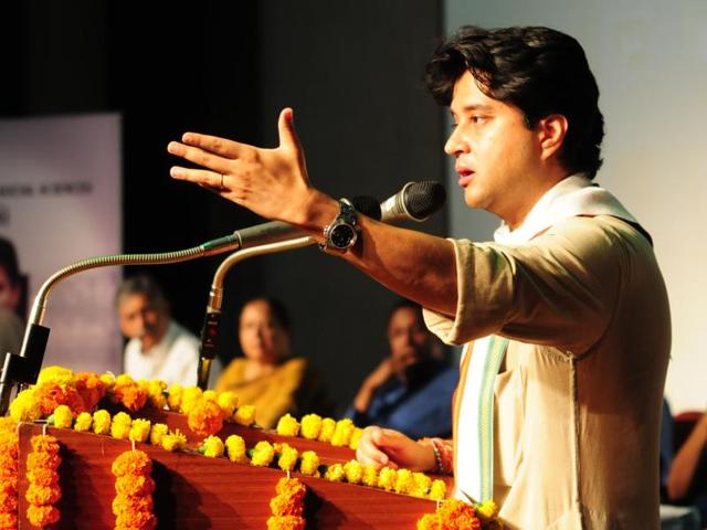 Congress chief whip in the Lok Sabha Jyotiraditya Scindia said in Shivpuri on Saturday that there was no bigger issue in the country today than farmers’ plight. (HT file photo) Congress chief whip in the Lok Sabha Jyotiraditya Scindia said in Shivpuri on Saturday that there was no bigger issue in the country today than farmers’ plight. (HT file photo)