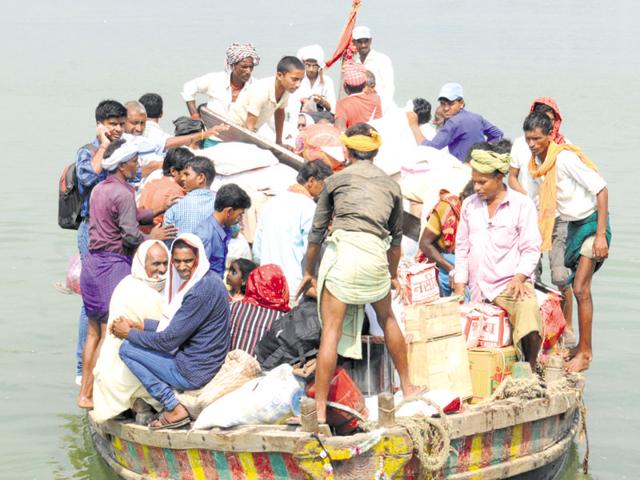 In the absence of a concrete bridge, the people of Raghopur diara are forced to use boats to reach the mainland. (AP Dube/HT Photo) In the absence of a concrete bridge, the people of Raghopur diara are forced to use boats to reach the mainland. (AP Dube/HT Photo)
