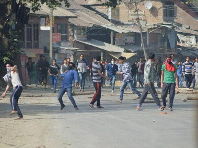 As news of the death in Delhi spread, mobs took to the streets in the southern district of Anantnag in the Kashmir Valley and blocked the Jammu-Srinagar highway by burning tyres.(HT PHOTO)