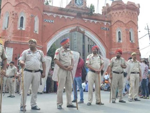 Police personnel stand guard outside Hall Gate in Amritsar on Monday. (Sameer Sehgal/HT Photo) Police personnel stand guard outside Hall Gate in Amritsar on Monday. (Sameer Sehgal/HT Photo)