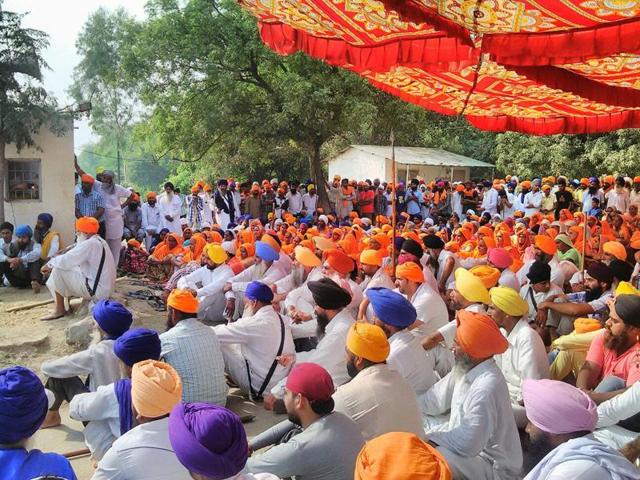 Sikh protesters block Harike bridge in Tarn Taran near Amritsar during a protest against the state government as they demand arrest of those behind sacrilege of Guru Granth Sahib. (HT Photo)
