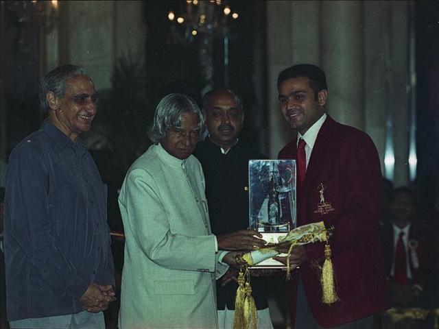 Sehwag receives the Arjuna Award from former President APJ Abdul Kalam, on August 29, 2003. (Arvind Yadav/HT Photo)
