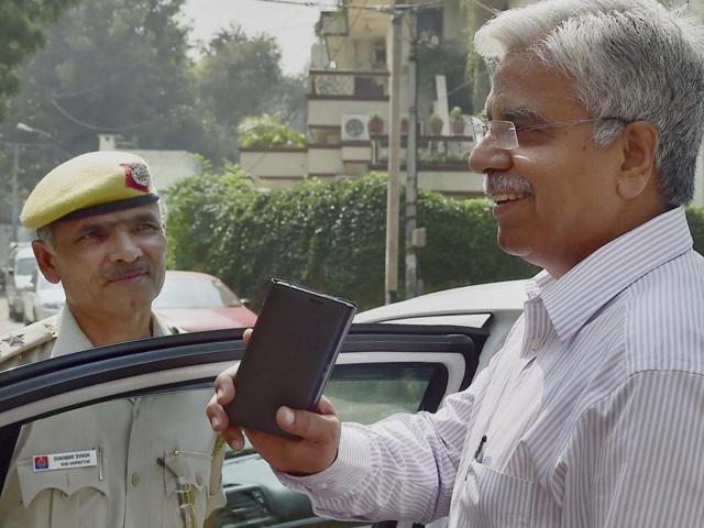 Delhi Police commissioner BS Bassi leaves after meeting Lt Governor Najeeb Jung in New Delhi on Tuesday.(PTI) Delhi Police commissioner BS Bassi leaves after meeting Lt Governor Najeeb Jung in New Delhi on Tuesday.(PTI)