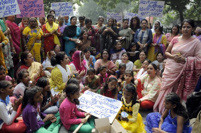 DPMC president Barkha Singh, and DPCC chief spokesperson Sharmistha Mukherjee with congress workers and school students, shout against Delhi government, outside Delhi chief minister Arvind Kejriwal's residence. (Sonu Mehta/HT Photo) DPMC president Barkha Singh, and DPCC chief spokesperson Sharmistha Mukherjee with congress workers and school students, shout against Delhi government, outside Delhi chief minister Arvind Kejriwal's residence. (Sonu Mehta/HT Photo)