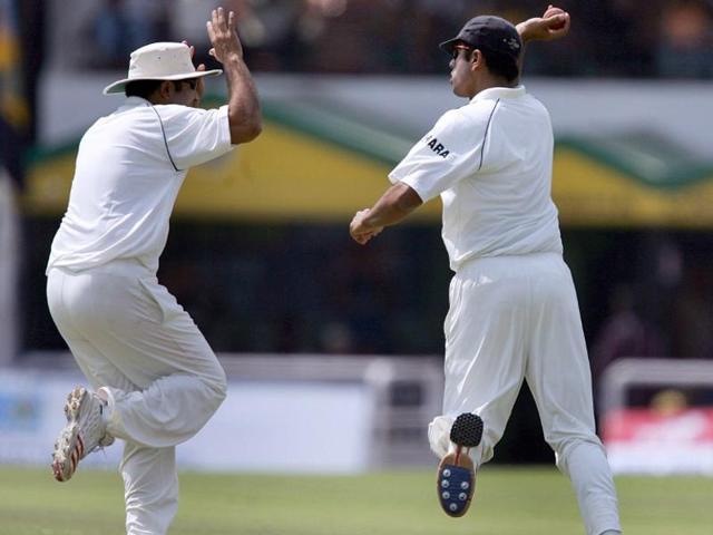 Indian cricket team vice-captain Virender Sehwag (L) and captain Rahul Dravid (R) celebrate after Dravid took a catch to dismiss England batsman Ian Bell during the first day of the first Test match between England and India at the VCA grounds in Nagpur 01 March 2006. (AFP)