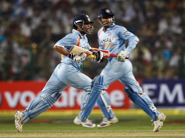 Sachin Tendulkar and Virendra Sehwag run between the wicket during the fourth One Day International (ODI) match against Pakistan at the Captain Roop Singh stadium in Gwalior 15 November 2007. (AFP)
