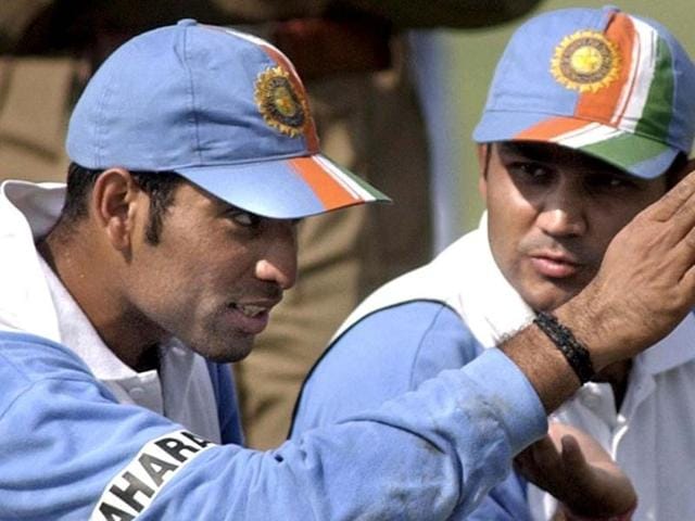 Laxman (L) and Virender Sehwag (R) speak during a practice session at Barkatullah Khan cricket stadium in Jodhpur, 20 November 2002. (AFP)