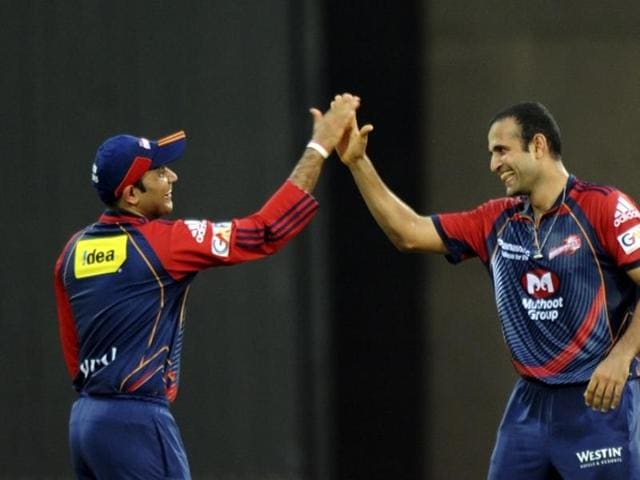 Delhi Daredevils bowler Irfan Pathan (R) with captain Virender Sehwag celebrate the wicket of Kochi Tuskers Kerala batsman Parthiv Patel, during the IPL Twenty20 match between Kochi Tuskers Kerala and Delhi Daredevils at The Jawaharlal Nehru International Stadium in Kochi on April 30, 2011. (AFP)