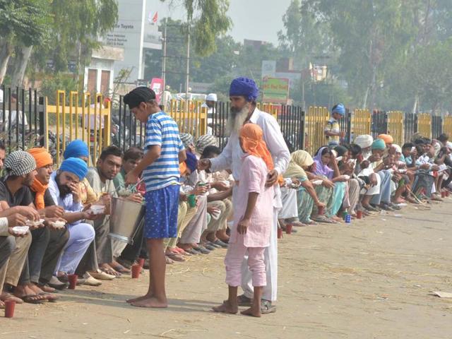 Sikh protesters distribute langar at National Highway-1 near Amritsar which they blocked during protests. A number of major roads in Punjab have remained shut as the state remains on edge. (Sameer Sehgal/HT Photo)