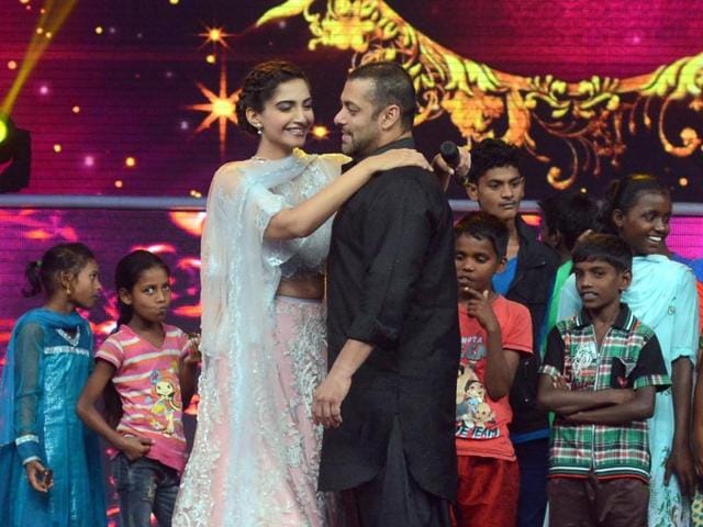 Salman Khan dances with actress Sonam Kapoor during a promotional event for Prem Ratan Dhan Payo in Mumbai late October 19, 2015. (AFP)