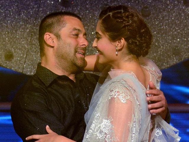 Checkout the sizzling chemistry that oozes from this Prem Ratan Dhan Payo pair: Salman Khan and Sonam Kapoor at a promotional event for Prem Ratan Dhan Payo in Mumbai late October 19, 2015. (AFP)