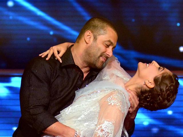 Salman Khan strikes a pose with Prem Ratan Dhan Payo co-actor Sonam Kapoor in Mumbai late October 19, 2015. (AFP)
