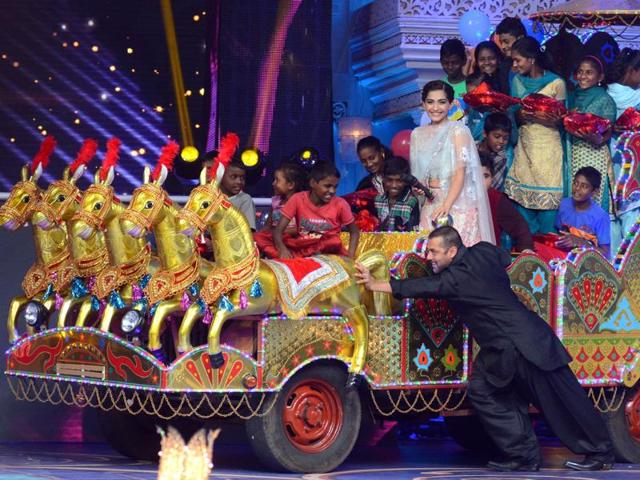 Salman Khan plays around on stage along with Sonam Kapoor during a promotional event for Prem Ratan Dhan Payo in Mumbai late October 19, 2015. (AFP)