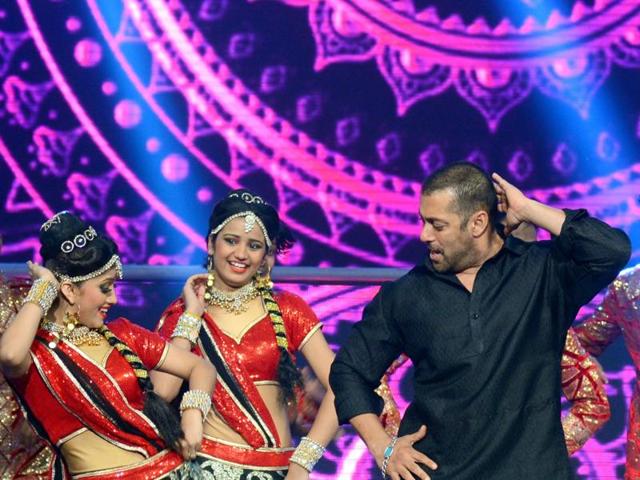 Salman Khan performs matches steps with dancers during a promotional event for Prem Ratan Dhan Payo in Mumbai late October 19, 2015. (AFP)