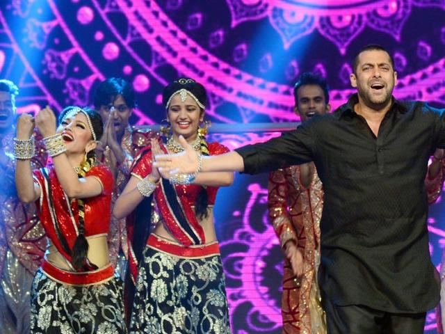Salman Khan shakes a leg while promotioning Prem Ratan Dhan Payo in Mumbai late October 19, 2015. (AFP)