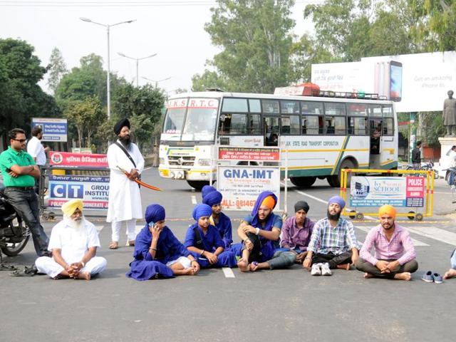 Sikh protesters held protest at PAP Chowk, the entrance point of Jalandhar.(Pardeep Pandit/HT Photo)