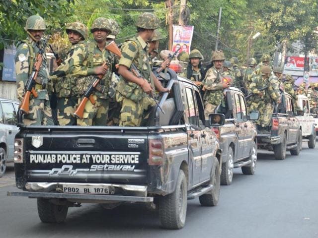 With no let-up in protests over sacrilege of Guru Granth Sahib, 10 companies of the Border Security Force (BSF) have been deployed in four districts of Punjab. (Sameer Sehgal/HT Photo)