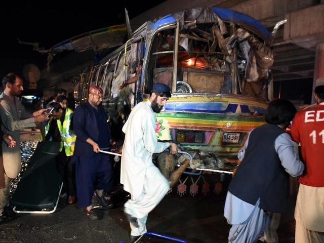 Pakistani volunteers and residents move the body of a blast victim from a bus after a bomb explosion in Quetta on October 19, 2015. (AFP Photo) Pakistani volunteers and residents move the body of a blast victim from a bus after a bomb explosion in Quetta on October 19, 2015. (AFP Photo)