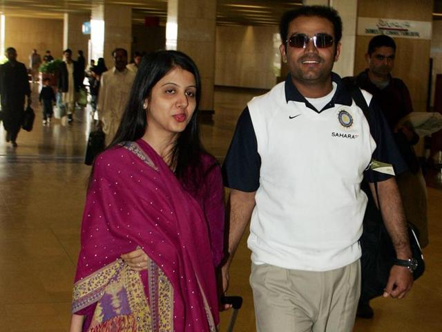Sehwag with his wife Aarti at Quaid-i-Azm International Airport in Karachi, on January 26, 2006. (AP Photo)