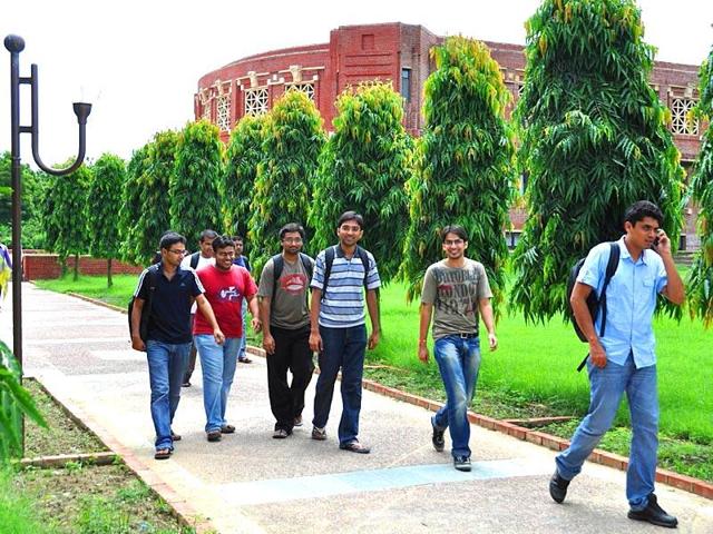 Students inside the campus of Indian Institute of Management, Lucknow in Lucknow, Uttar Pradesh.(HT photo)
