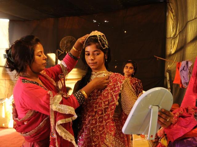 Poonam Khan, Kashish and Farah Khan, who play the roles of KaiKai, Sabri and Suparnkha get ready backstage to perform in a Ramlila in Greater Noida. (Burhaan Kinu/HT Photo)