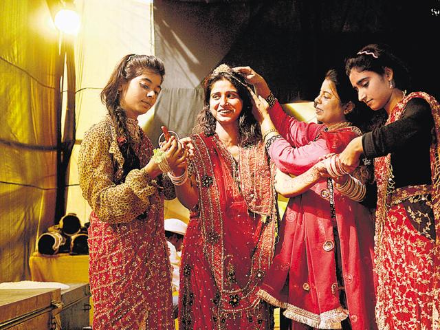 (L-R) Kashish, Farhana Khan, Poonam Khan and Farah Khan, who play the roles of Surpnakha, Sita, Kaikeyi and Sabri, get ready backstage to perform in a Ramlila, in Greater Noida on Monday.(Burhaan Kinu/HT Photo)