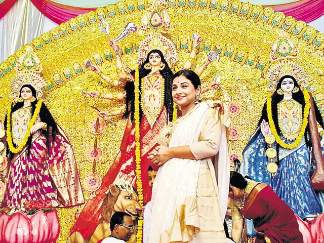 Actor Vidya Balan visited the Durga pandal in Juhu, Mumbai .