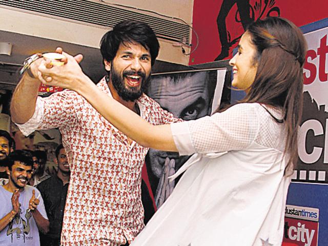Shahid and Alia dance for their fans.