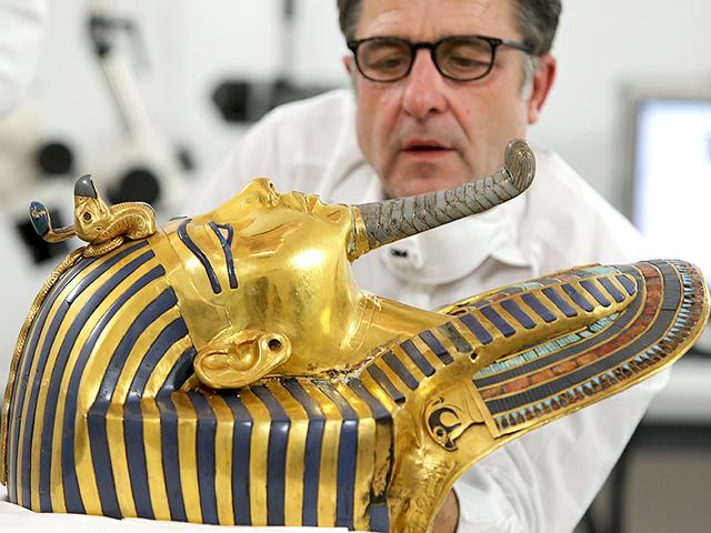 German conservator Christian Eckmann works on the restoration of King Tutankhamun’s golden mask in Cairo, Egypt, October 20, 2015. (Reuters) German conservator Christian Eckmann works on the restoration of King Tutankhamun’s golden mask in Cairo, Egypt, October 20, 2015. (Reuters)