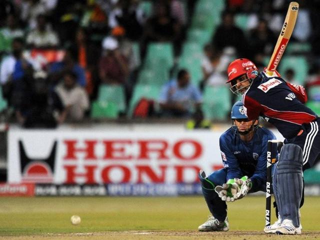 Virender Sehwag of Delhi Daredevils (R) prepares to play a stroke as Deccan Chargers Australian wicketkeeper-captain Adam Gilchrist looks on during their IPL Twenty20 league match at The Kingsmead Stadium in Durban on May 13, 2009. (AFP)