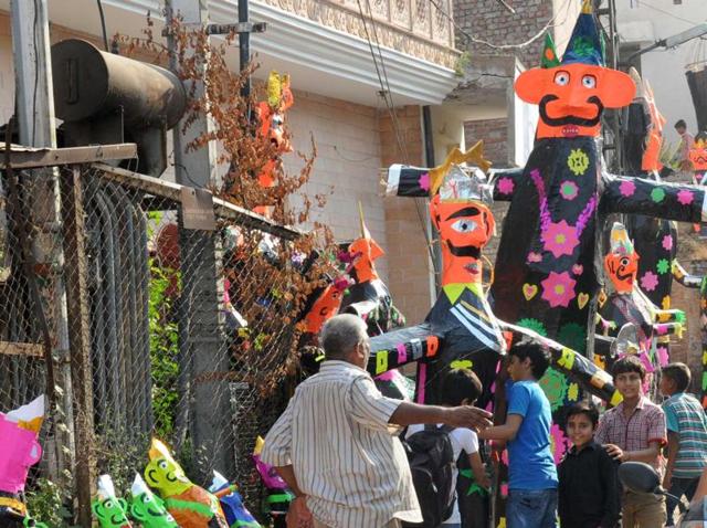 Ravana effigies on sale near Safabadi gate in Patiala on Wednesday. (Bharat Bhushan/HT Photo) Ravana effigies on sale near Safabadi gate in Patiala on Wednesday. (Bharat Bhushan/HT Photo)
