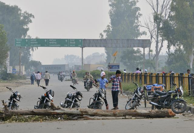 Sikh protesters use tree trunk and motorbikes as road blockade at the Amritsar-New Delhi highway on the outskirts of Amritsar. (AP)