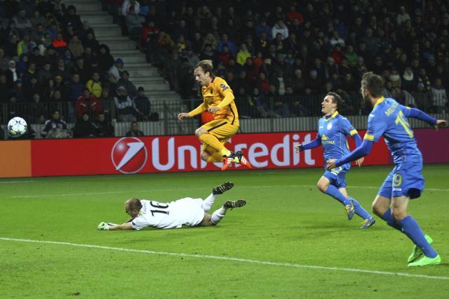 Barcelona's Ivan Rakitic, center, scores his second goal past BATE's goalkeeper Sergei Chernik during the Champions League group E match in Borisov, Belarus, on October 20, 2015. (AP Photo/Sergei Grits) (AP Photo)